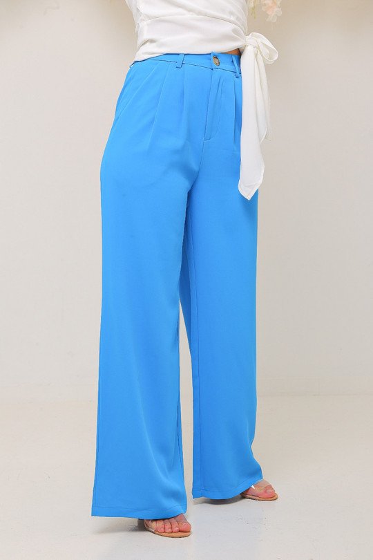 Saco azul tela tipo strech, camiseta cuello V y pantalón beige . Un look  muy versátil.