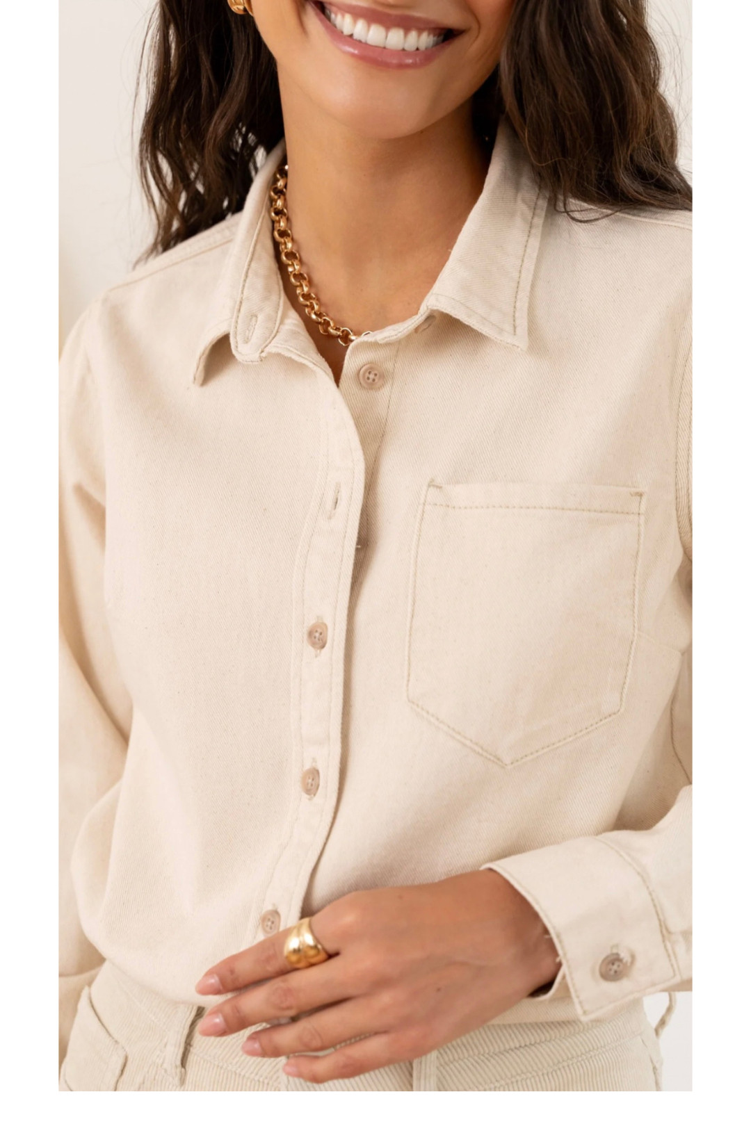 PANTALÓN DE TELA GABARDINA CON HEBILLA METÁLICA. PANTALÓN DE TELA GABARDINA CON HEBILLA METÁLICA.