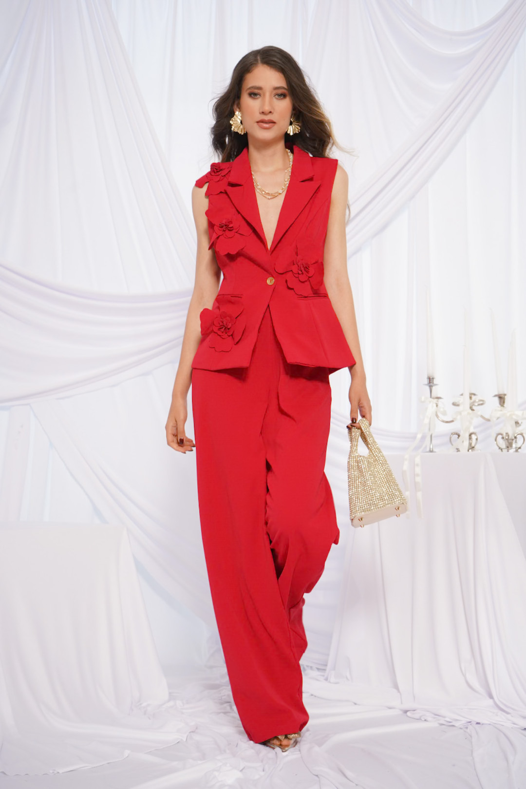 PANTALÓN DE TELA GABARDINA CON HEBILLA METÁLICA.