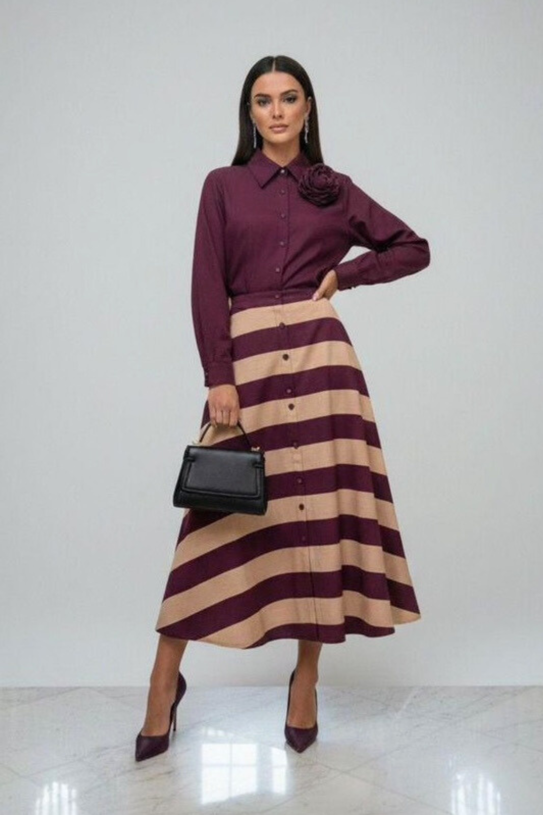 PANTALÓN DE TELA GABARDINA CON HEBILLA METÁLICA.