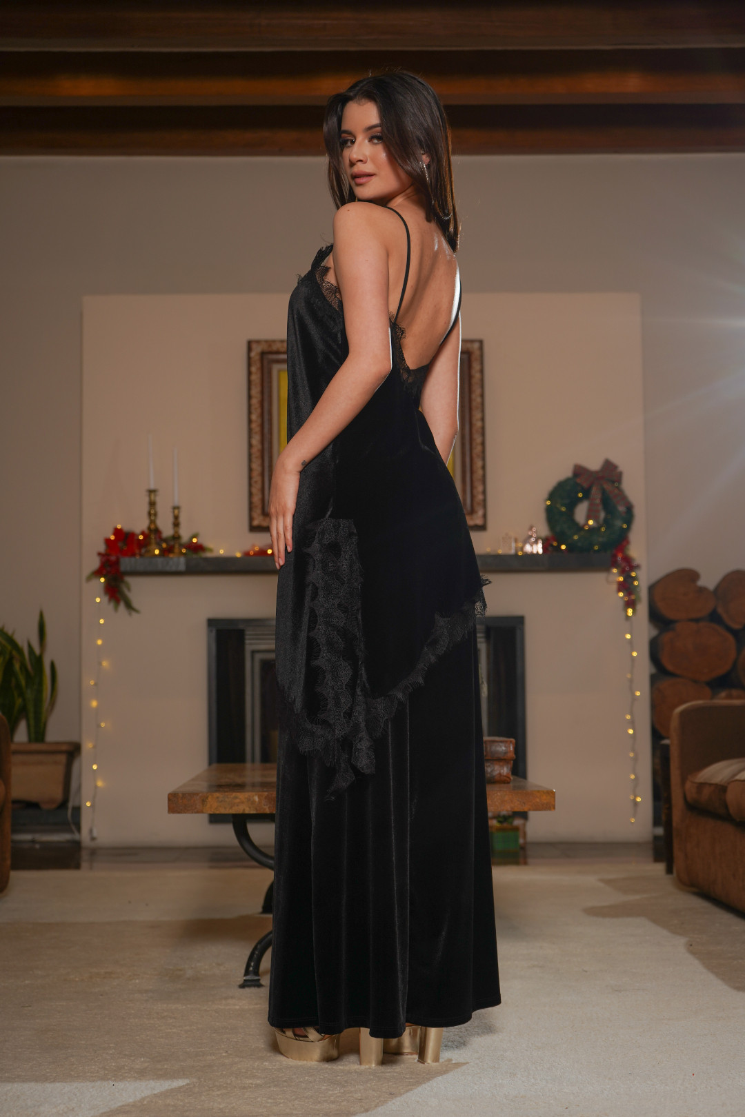 PANTALÓN DE TELA GABARDINA CON HEBILLA METÁLICA.