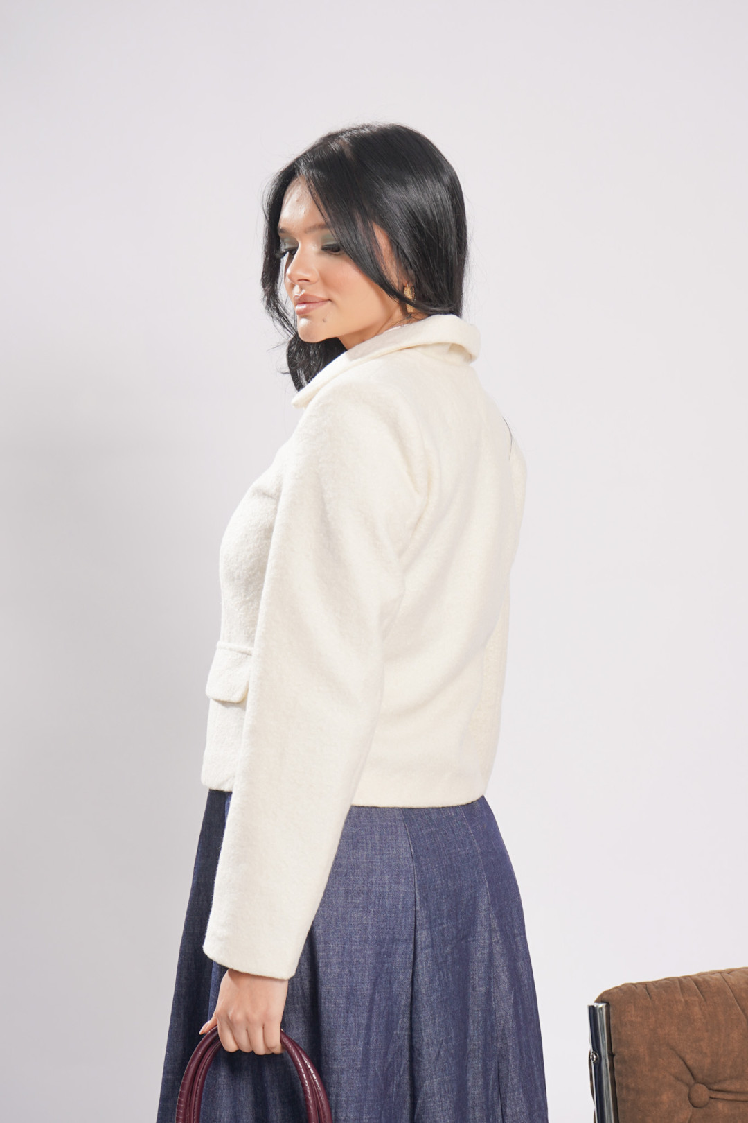 PANTALÓN DE TELA GABARDINA CON HEBILLA METÁLICA.