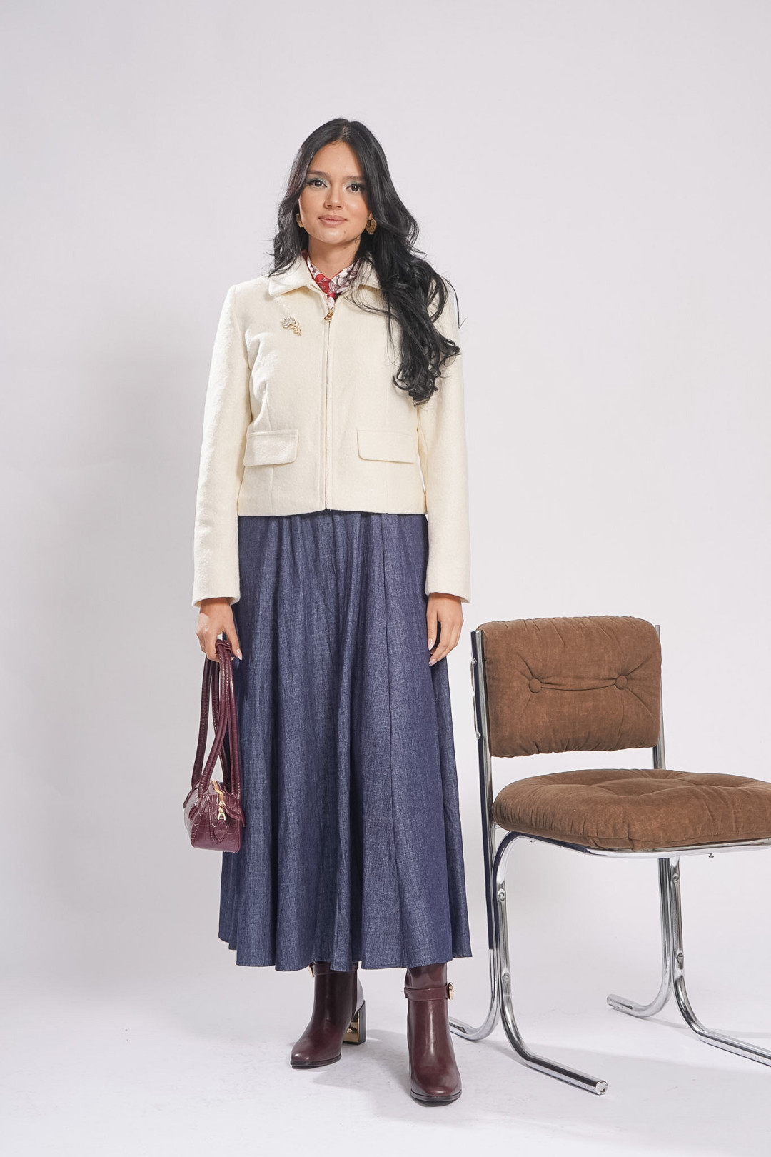 PANTALÓN DE TELA GABARDINA CON HEBILLA METÁLICA.