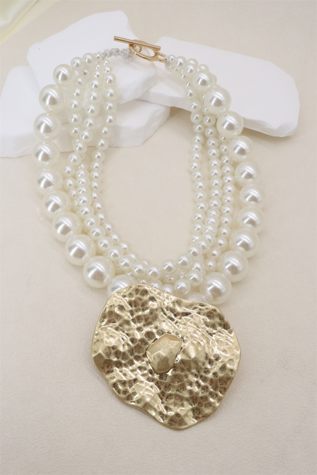 COLLAR PERLA CON DIJE DORADO